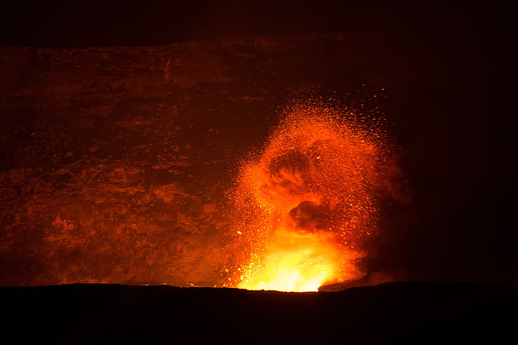 Ruang Yanardağında volkanik patlama: Binlerce kişi tahliye ediliyor