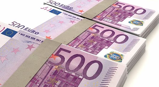 Μισό εκατομμύριο σε δεσμίδες των 500€: Το «λαβράκι» της ΑΑΔΕ σε πτήση από το Ντουμπάι