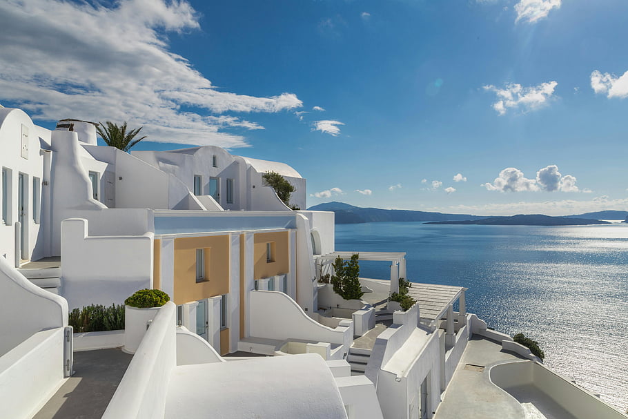 Turist akını ile baş edemeyen Santorini'de grev