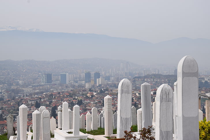 Srebrenitsa soykırımı kurbanları için barış yürüyüşü başladı