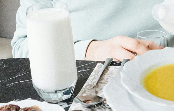Bir diyetisyen yanıtlıyor: Kefirin faydaları neler, her gün içmeli misiniz?