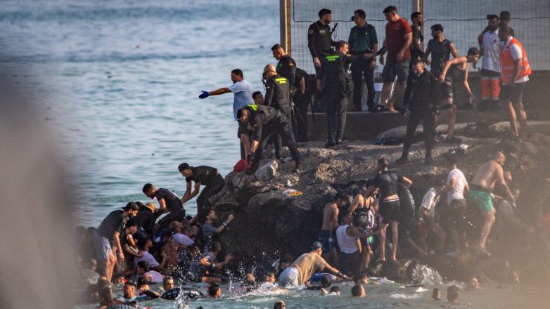 İspanya'da alarm: Ceuta'da 60 bin göçmen sınırı geçti