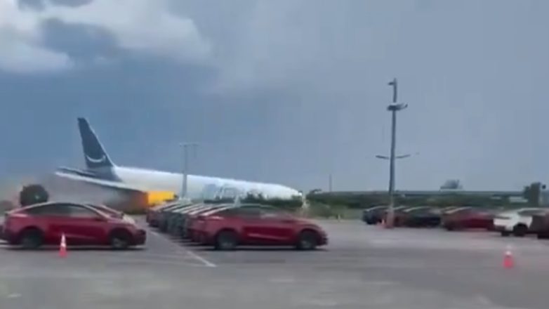 Amazon kargo uçağı pistten çıkıp araçlara çarptı
